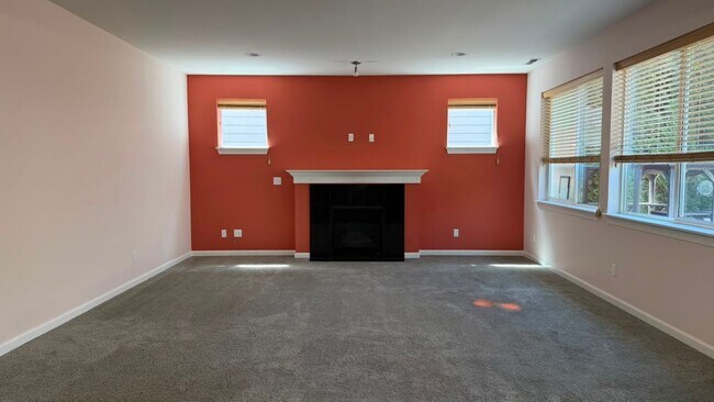 Photo - Spacious 4-Bed Home with Loft & Covered Patio in North Creek