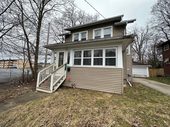 Building Photo - Spacious 3-Bedroom Home Near Jackson High ...