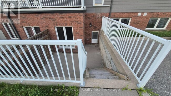 Photo - 225 Riddell St