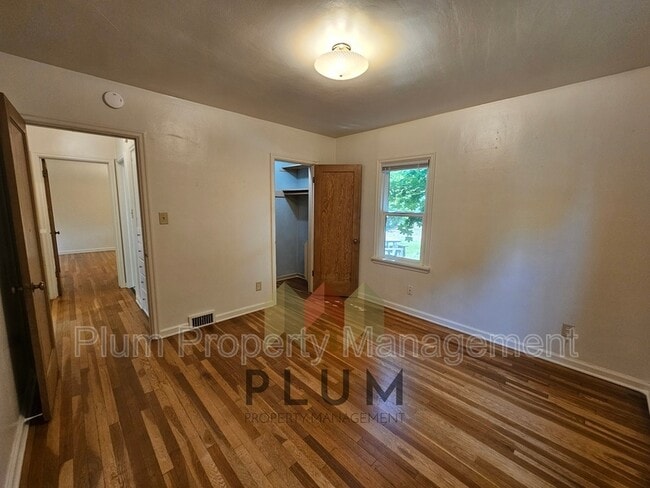 Photo - 407 S 5th St E