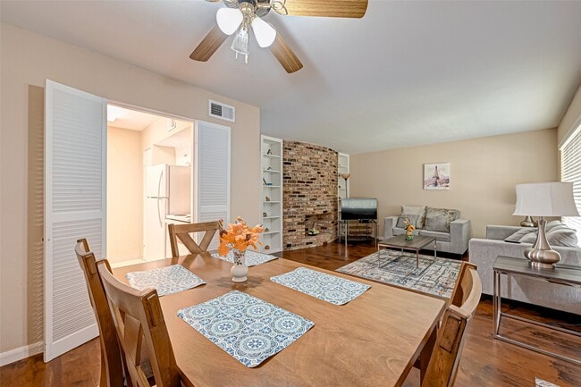Building Photo - 2121 Fountain View Dr Unit 16