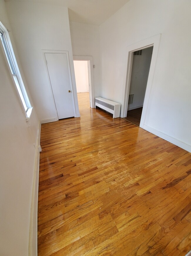 Photo - 143 King George St