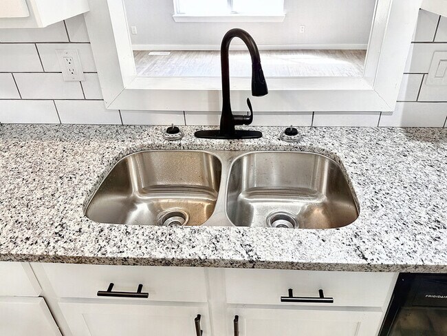 Photo - 11713 N Francis Ave