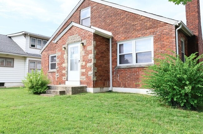 Building Photo - Newly renovated 4 bed 2 bath home