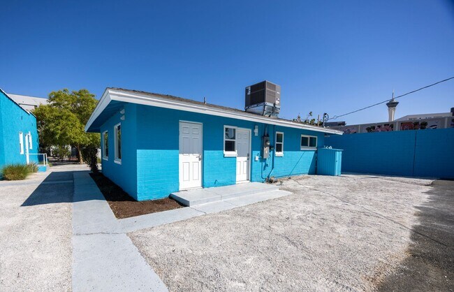 Building Photo - Sprawling 1,000 SQ FT Boutique Oasis | Utilities Included | Heart of the Arts District