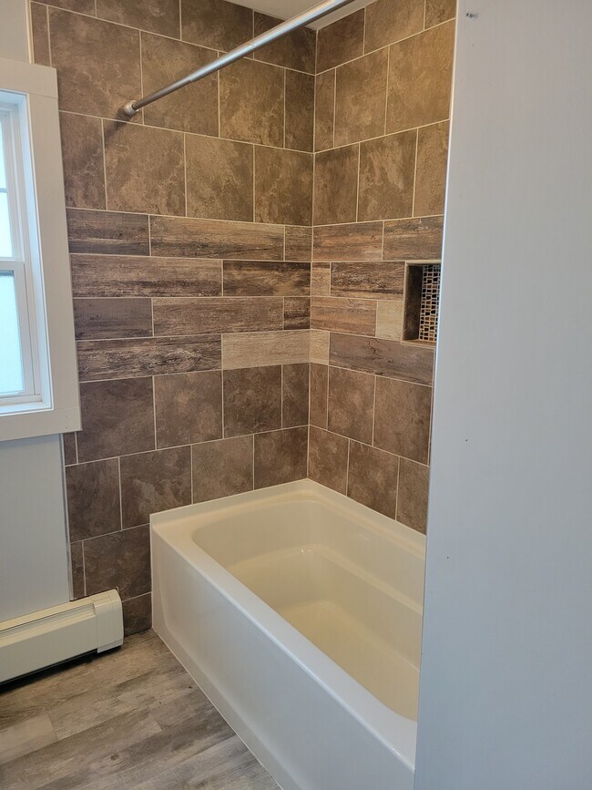 Tub/Shower - 322 S 14th St