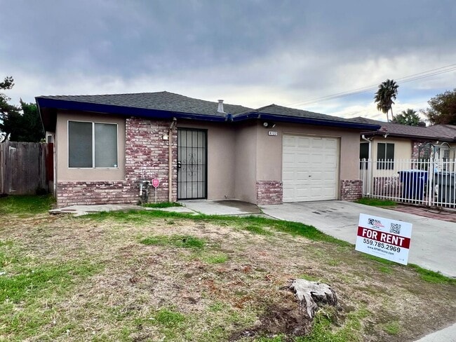 Building Photo - $1,949 Ashlan & Cornelia, 3 Bedroom House ...