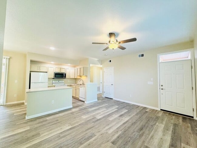 Building Photo - Beautiful, 2 Bed/2 Bath Condo in High Plai...