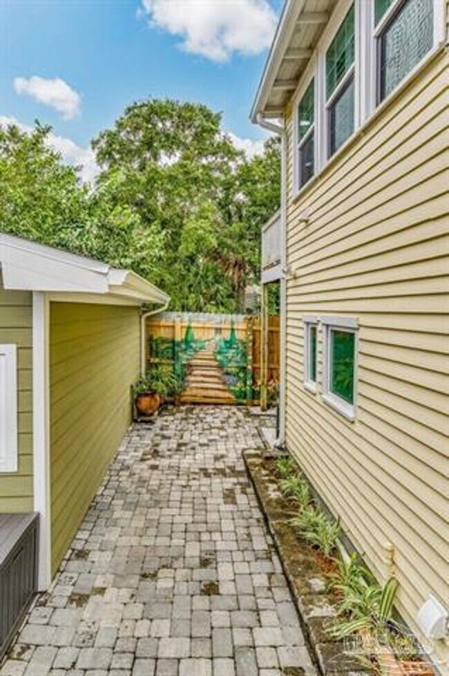 Photo - Adorable downtown cottage!
