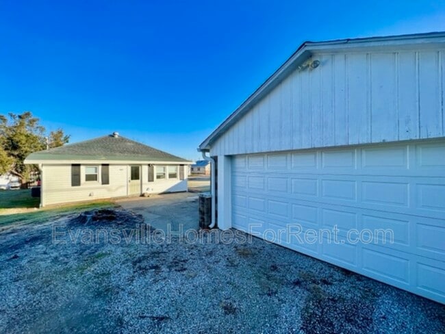 Photo - 907 E Broadway St