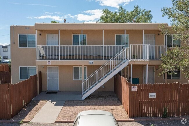 Building Photo - 225 Hanosh Ct SE Unit Apt 2