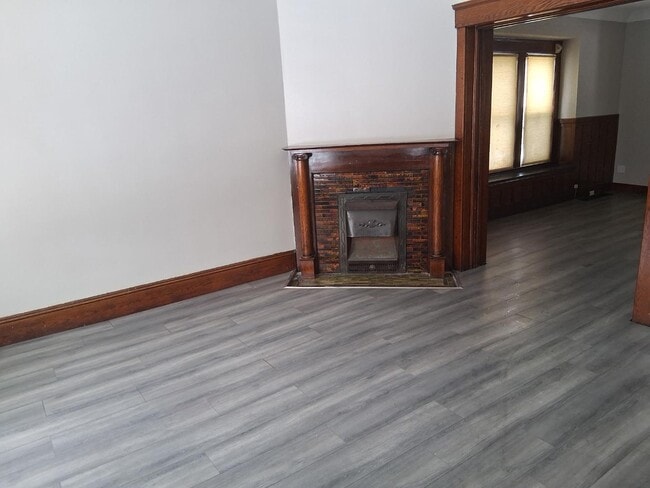 Photo - 1337 E 84th St