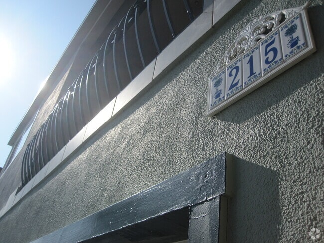 Building Photo - 215 Covina Ave Unit 1 Rental