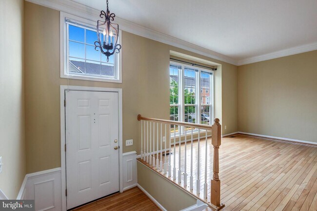 Photo - 45679 Waterloo Station Square