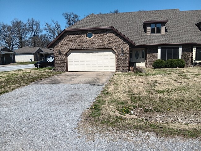 Building Photo - 2600 Fairway Dr