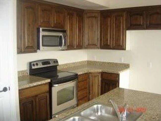 Beautiful 3 Bedroom Town Home PG! - Beautiful 3 Bedroom Town Home PG!