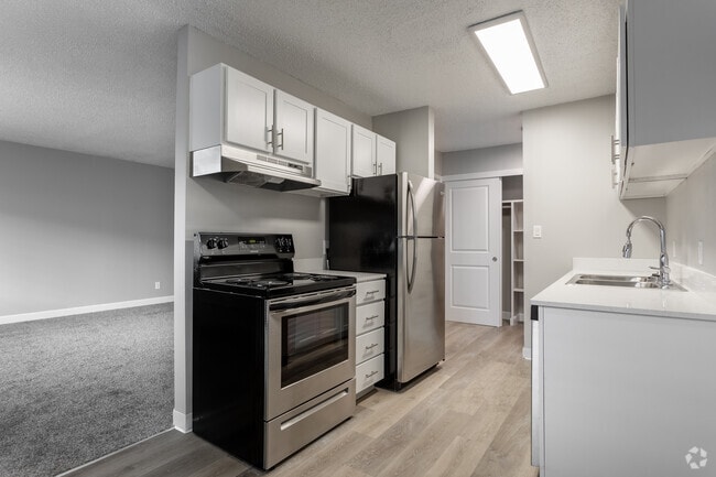 1BR, 1BA - 590 SF