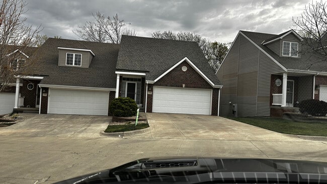 Photo - 1100 Oaktree Pl