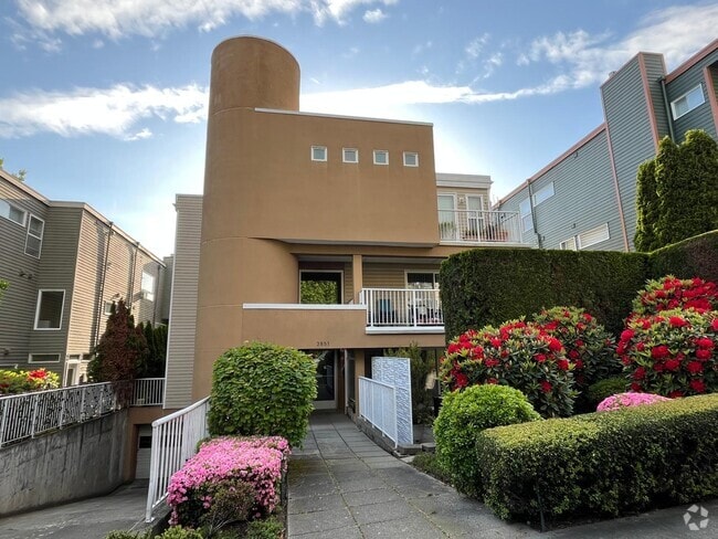 Building Photo - 2851 14th Ave W Unit 202 Rental