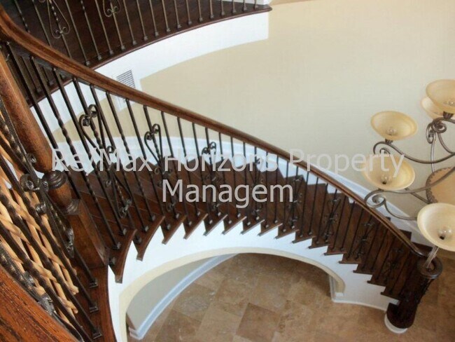 Photo - Magnificent home on golf course!