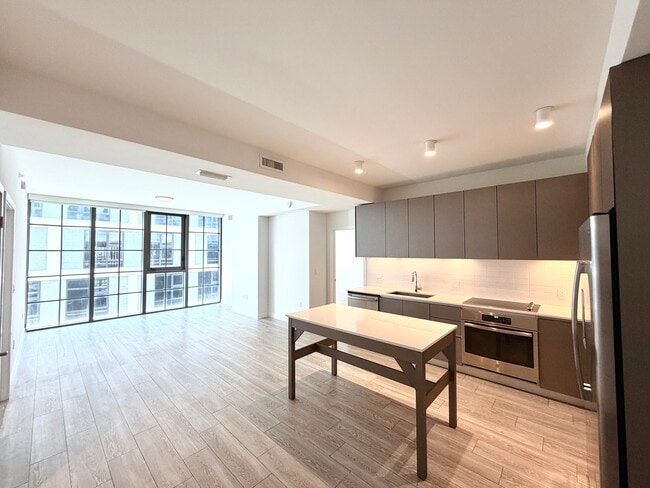 Building Photo - 558 NW 30th St Unit A7