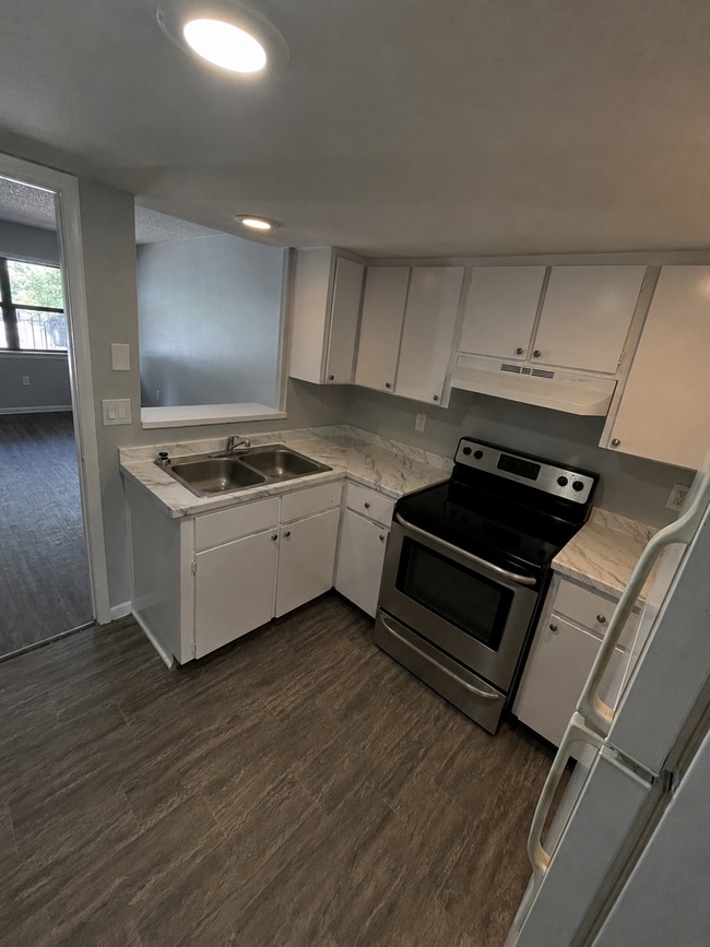 Photo - NICE 1BR/1BA Apt!! WATER & SEWER INCLUDED!! Come Home to Quiet with a Convenient Central Lakeland... Unit 525 Morgan Apt 2