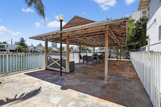 7207 Bay Dr Unidad 25