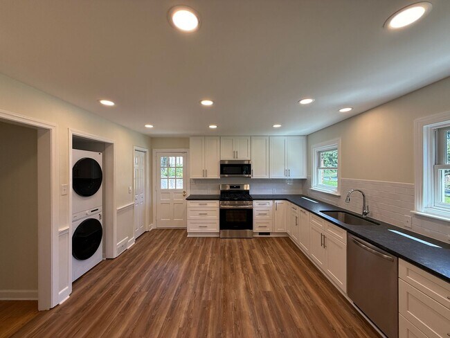 Photo - 638 Stratford Rd NW