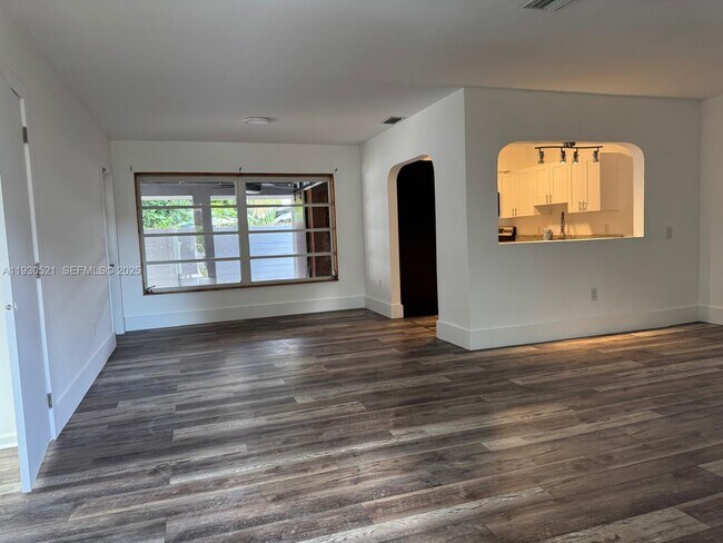 Photo - 985 NE 115th St