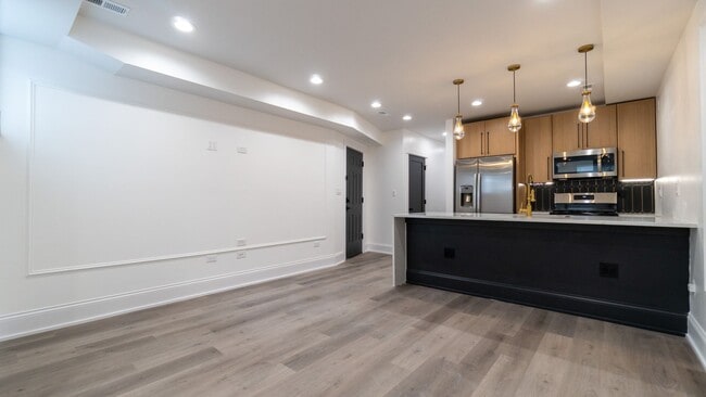 Building Photo - Contemporary 2-Bed, 2-Bath Garden Apartmen... Unit 4745 N Beacon St. Garden South Rental