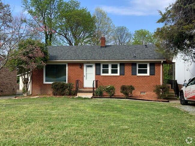 Building Photo - Cute 3 BR/ 1 BA Off Gate City Blvd. Rental