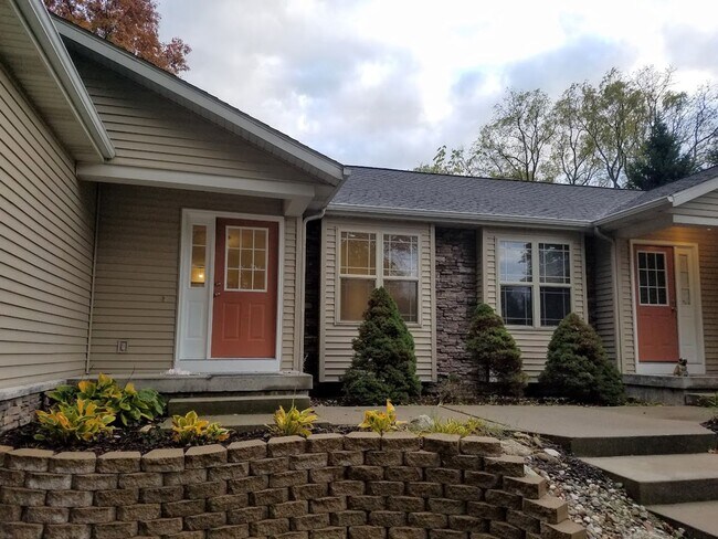 Spacious Duplex for Lease - 4 Bedrooms 2 F... - Spacious Duplex for Lease - 4 Bedrooms 2 F... Apartment Unit 2075 Janes Ave -  B