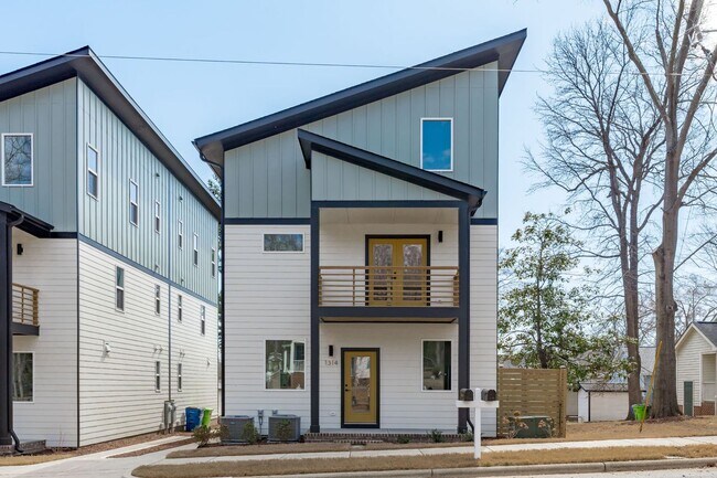 **OFFERING WAIVED APPLICATION FEES & $200 ... - **OFFERING WAIVED APPLICATION FEES & $200 ... Casa Adosada