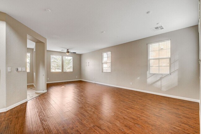 Photo - 4 bedroom cul-de-sac home in Henderson!