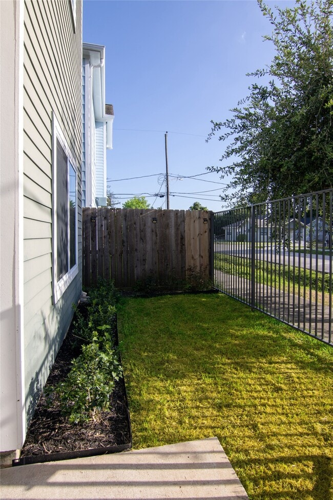 Photo - 2306 Wipprecht St