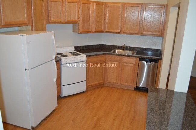Building Photo - 1589 Beacon St Unit 4