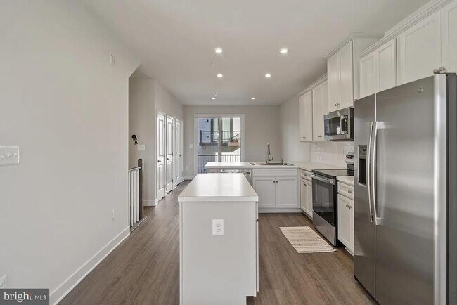 Photo - 837 Lennox St
