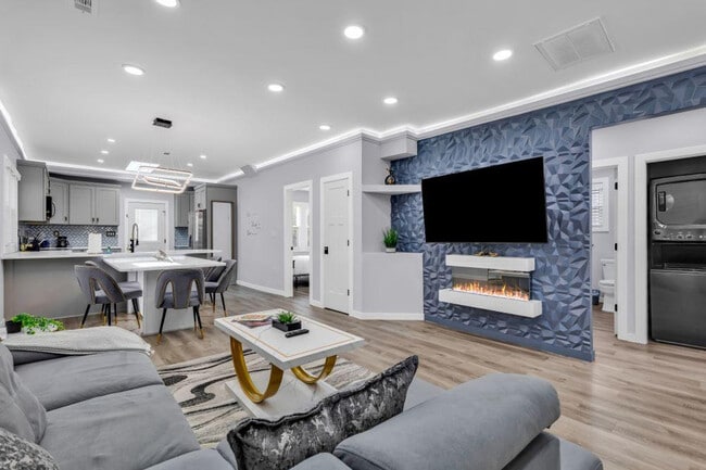 Building Photo - 830 Parkwood Ave Rental
