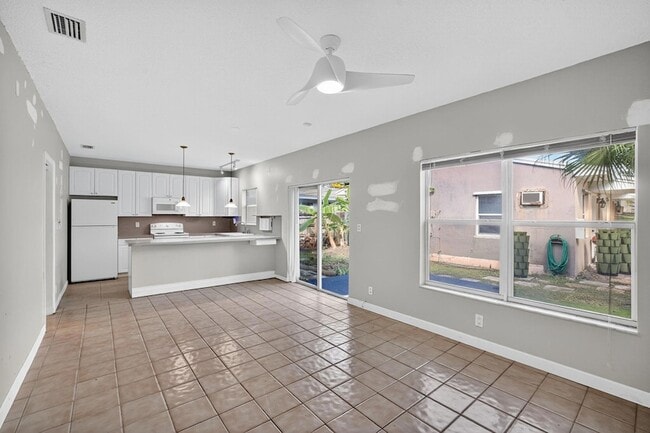 Building Photo - 625 NE 10th Ave Unit 3
