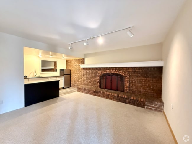 Building Photo - 301 W Mangrum Dr Rental