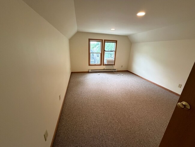 Building Photo - 419 W Doty St Unit #2