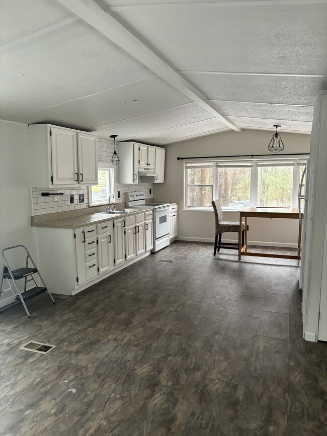 Building Photo - 2427 Sanford Rd