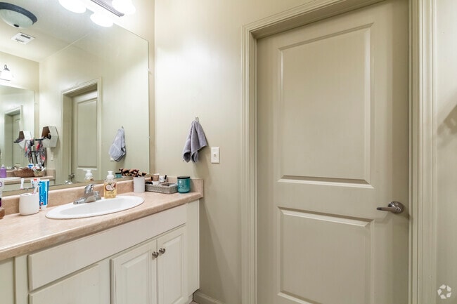2 beds, 1 bath, 850 – 1,000 sq ft