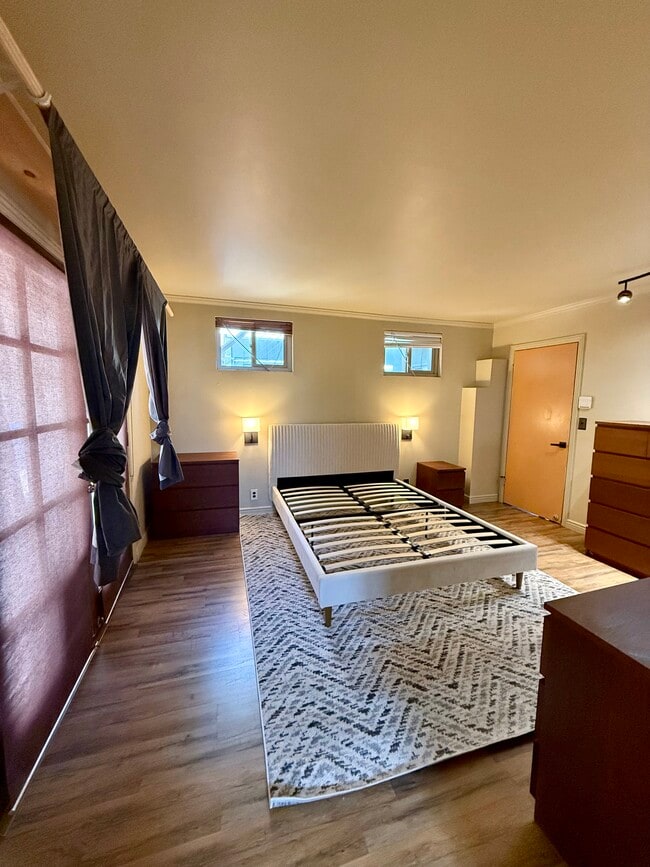 Photo - 6331 Longridge Ave Unit 6331