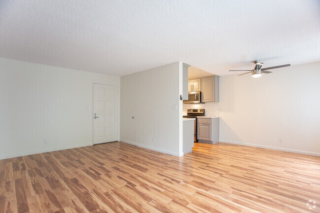 1HAB, 1BA - 750 ft² - 9520 Lucerne Ave