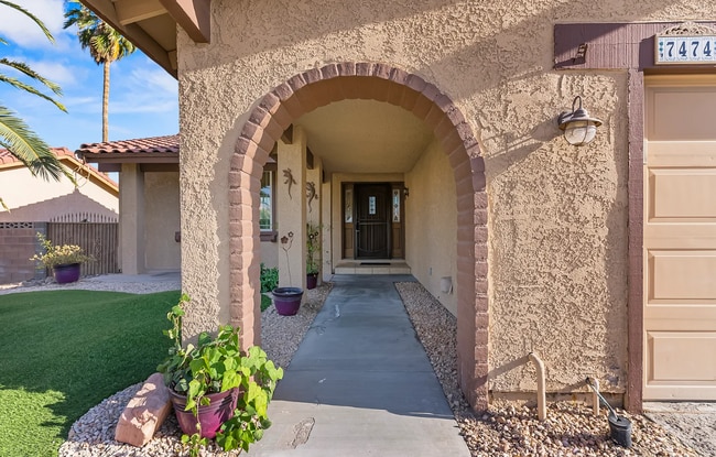 Parte frontal exterior - 7474 Puritan Ave