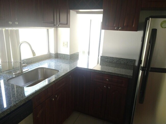 Photo - 17021 N Bay Rd Unidad 126