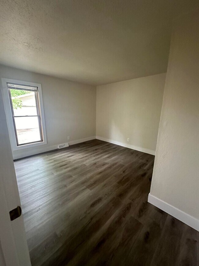 Photo - 2 Bedroom Lower Duplex