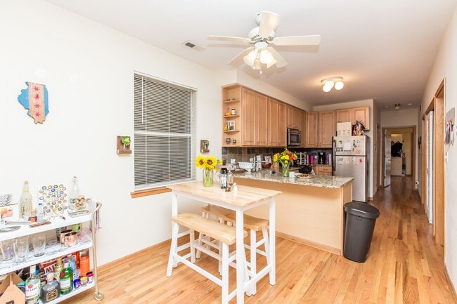Photo - Condo Quality 3Bed/2bath in Wicker Park! In-Unit Laundry! Central Air! Blue Line! Unit 1