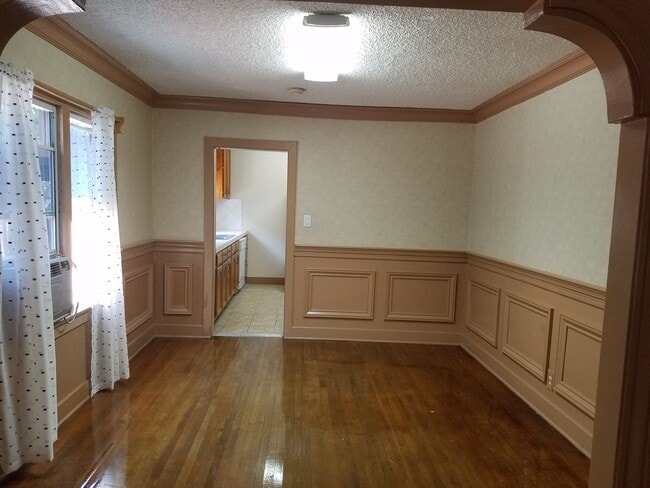 Comedor - 1315 W 36th Pl